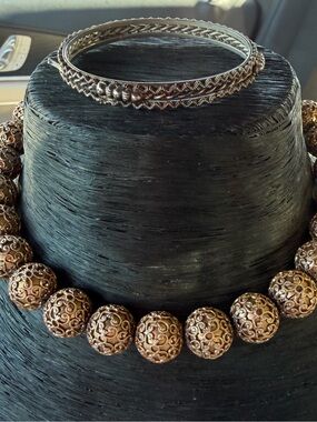 Quality chain strung 1950’s rose/gold tone metal Filigree beaded Necklace